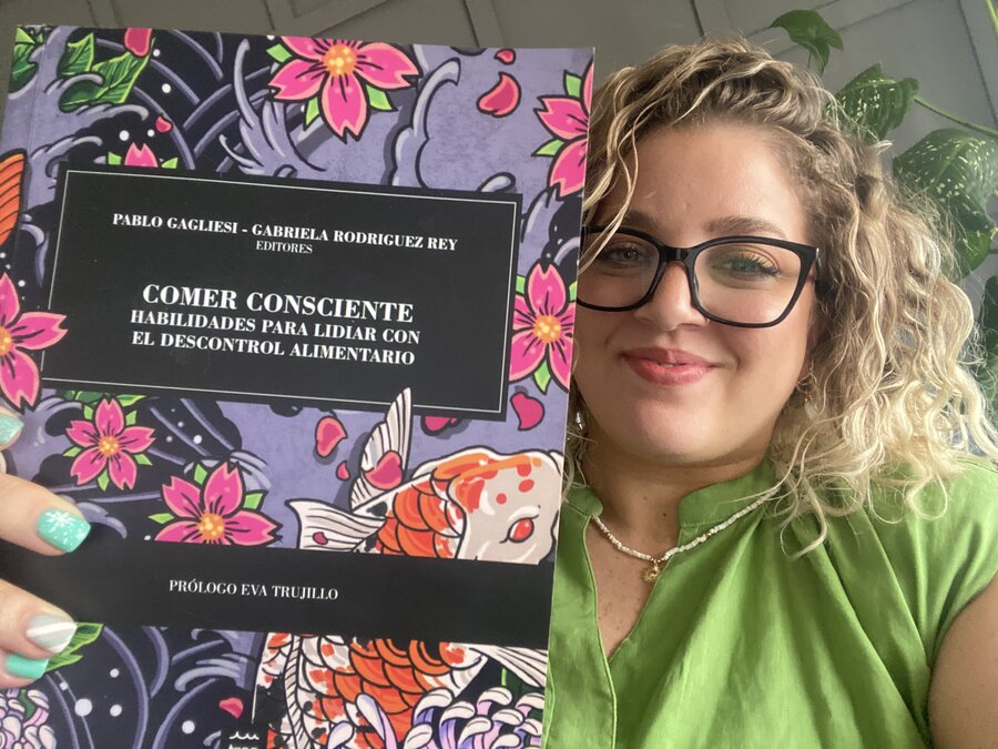 Luchi Adelardi con libro Comer Consciente